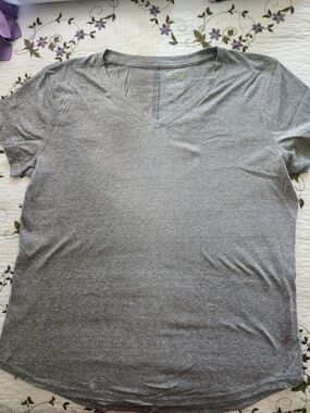 Tek Gear Gray V-Neck Short Sleeve Tee